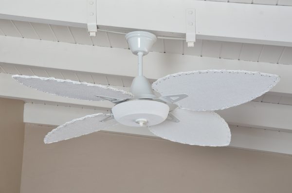 Ventilador BARI blanco palas y tapa forrada de rattan. Tono blanco - Imagen 4