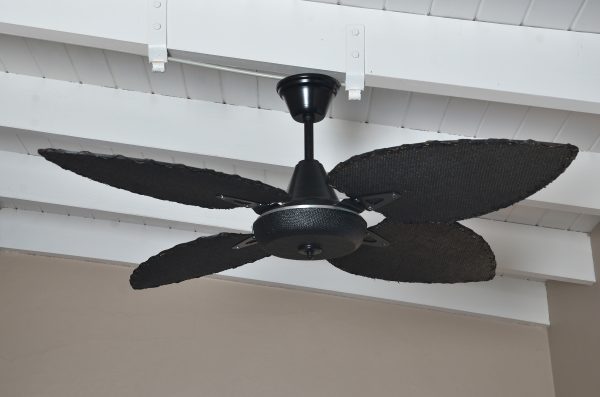 Ventilador BARI negro palas y tapa forrada de rattan. Tono negro - Imagen 4