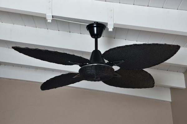 Ventilador BARI negro palas y canasta tejida de rattan. Tono negro - Imagen 2