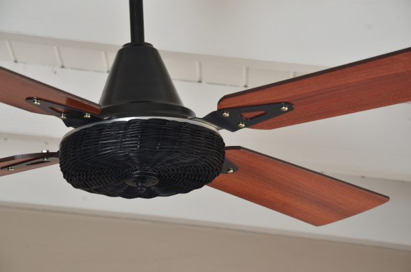 Ventilador GÉNOVA LUJO negro palas de melamina. Tono cedro - Imagen 2